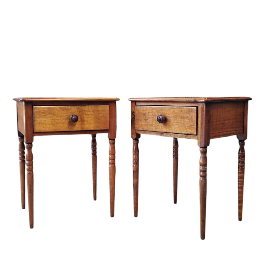 PAIR OF VINTAGE HERITAGE FURNITURE BEDSIDE TABLES